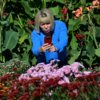 Посетители фотографируют цветы на память — newsvl.ru
