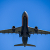 Boeing 777-300ER взлетает в конце взлётной полосы, с точки, где стоит подсветка можно снять отличный кадр — newsvl.ru
