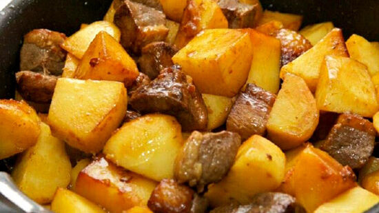 Почему нельзя есть мясо с картошкой — объяснила диетолог