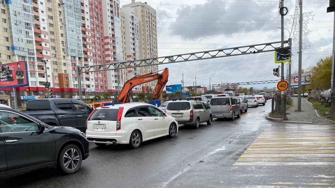 Километровые пробки сковали Павла Морозова из-за дождя (ФОТО)