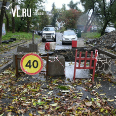 На Кирова, 42 рабочие не могут вторую неделю разобраться с разрытым посреди проезжей части котлованом 