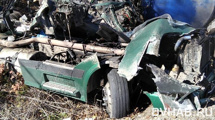 Дальнобойщика порвало на части в страшном ДТП на трассе Хабаровск - Владивосток (ВИДЕО, 18+)