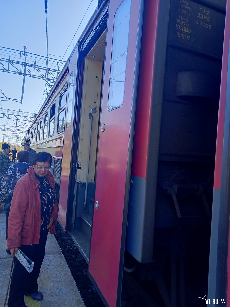 Электричка владивосток партизанск завтра. Электричка Спасск-Дальний Владивосток. Электричка Владивосток Спасск. Электричка Владивосток контролеры. Электричка с проводами.