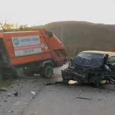 В районе Щитовой легковой автомобиль разбился, врезавшись в мусоровоз 