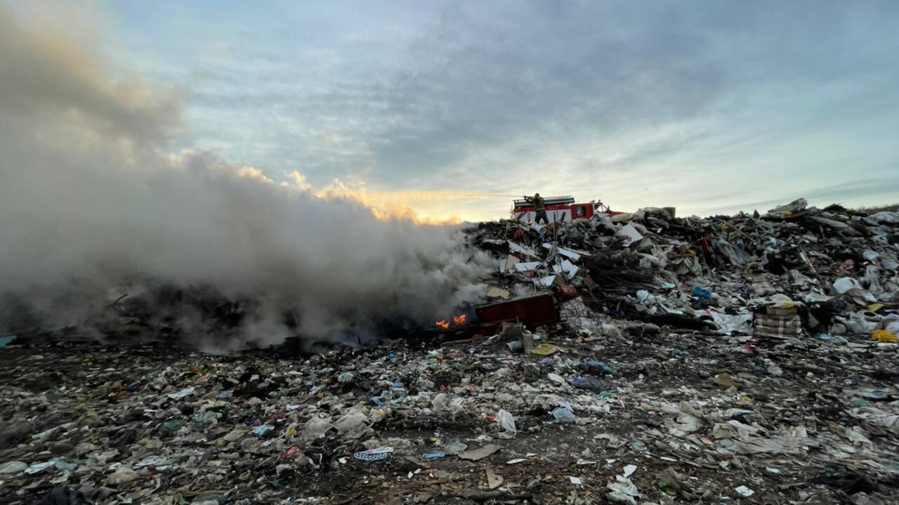 Полигон бытовых отходов горит в городе Юности (ФОТО)
