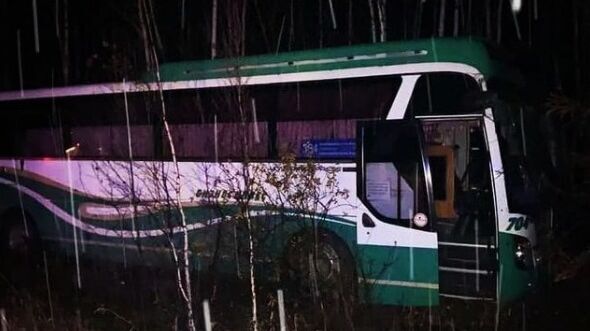 Не совладал: на трассе Лидога-Ванино автобус в пассажирами съехал в кювет