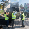 Горячий асфальт выгружали из кузова грузовика  — newsvl.ru