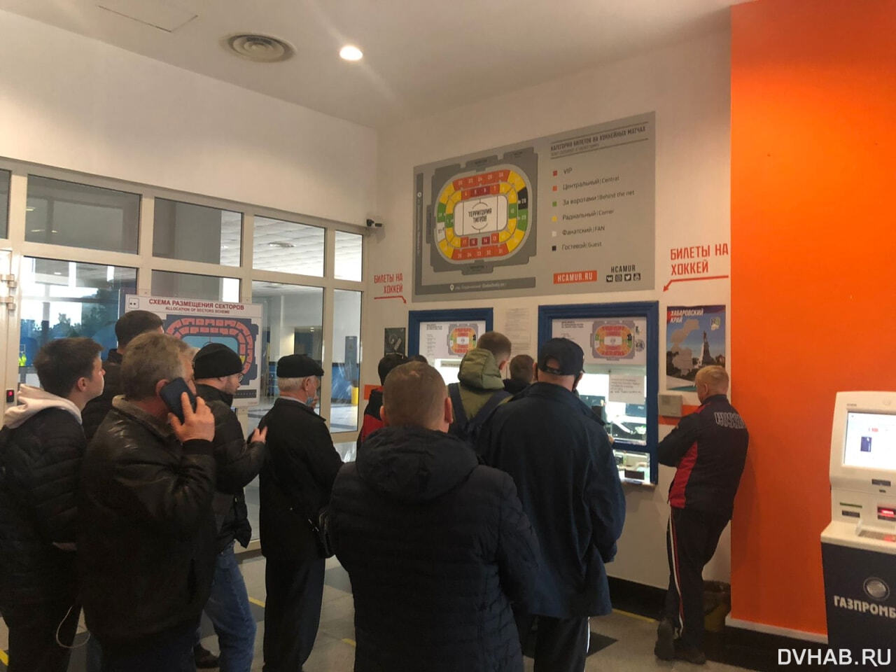 В Хабаровске болельщики штурмуют кассы в попытке купить билет на домашние матчи "Амура"