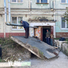 В посёлке Новом разбирают рухнувший козырёк подъезда (ФОТО)