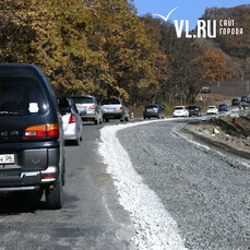 На трассе в районе Шкотовского перевала собралась пробка из-за дорожных работ 