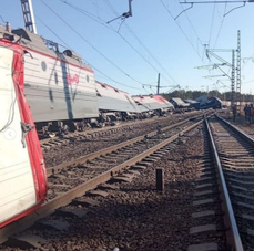 В Амурской области грузовой поезд сошёл с рельсов из-за столкновения с автомобилем 
