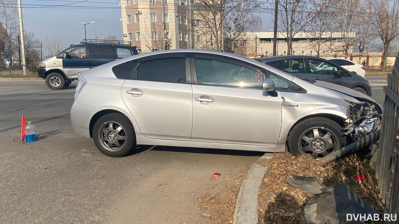 Молодой водитель Prius протаранил машину с ребенком в Авиагородке (ФОТО;  ВИДЕО) — Новости Хабаровска