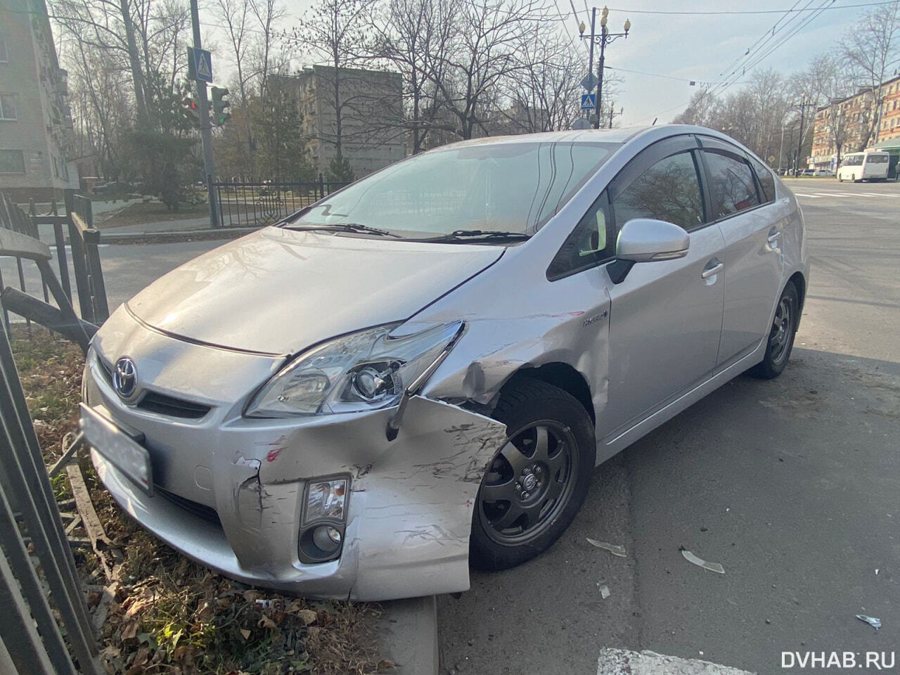 Молодой водитель Prius протаранил машину с ребенком в Авиагородке (ФОТО;  ВИДЕО) — Новости Хабаровска