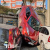 На Надибаидзе с подпорной стены упал автомобиль – уже во второй раз (ФОТО)