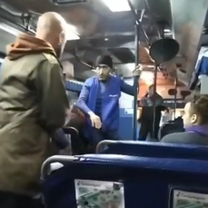 В автобусе № 23 во Владивостоке произошла драка между водителем и пассажиром 