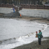 Море сегодня суровое, и жители Владивостока его с удовольствием фотографируют  — newsvl.ru