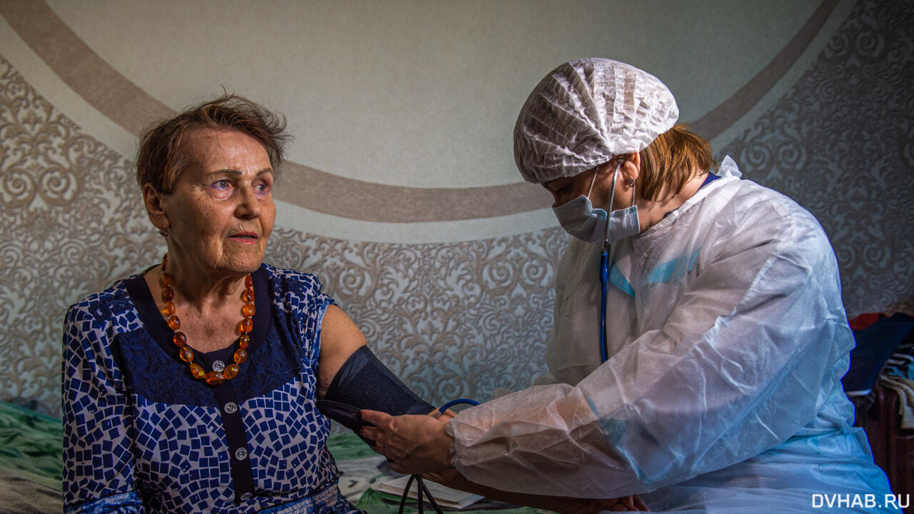 Пожилые хабаровчане получат возможность вакцинироваться дома в облегченном режиме