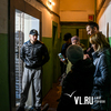 При замене лифтов в доме на Ульяновской монтажники выбили кирпичи и оставили дыры в стенах (ФОТО)