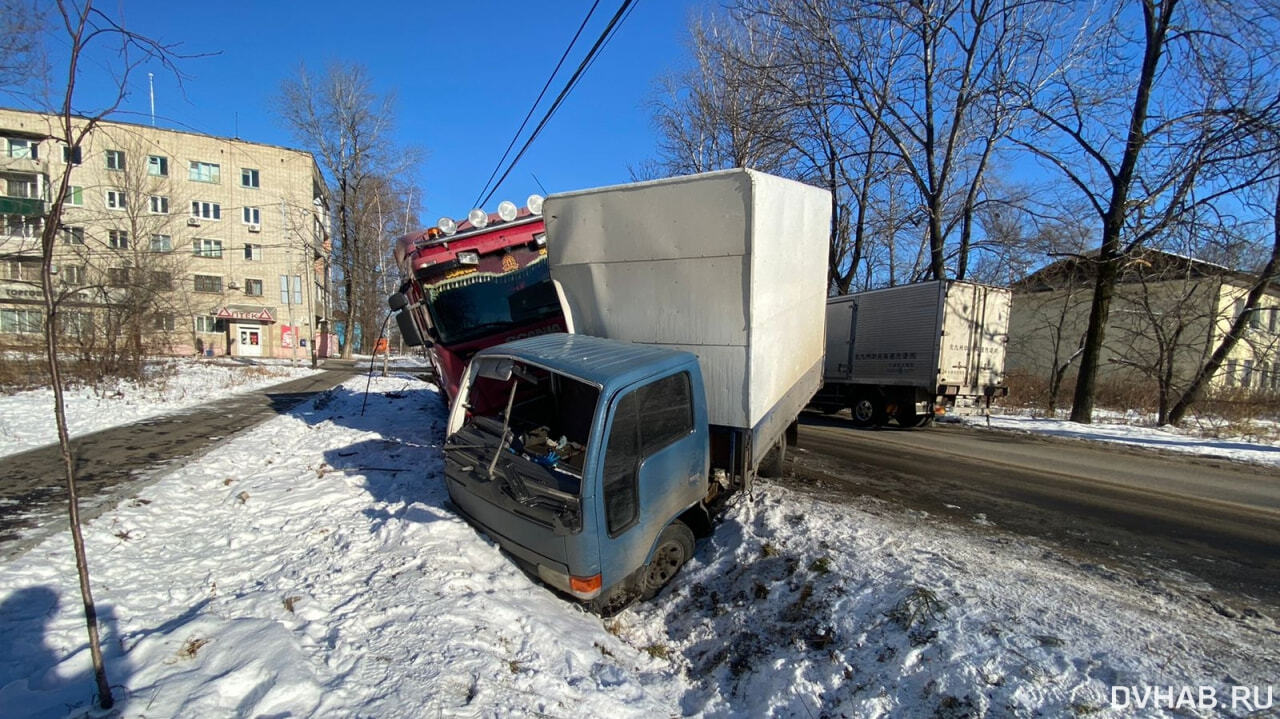 Под таранный удар тягача попал микрогрузовик в поселке Горького (ФОТО) —  Новости Хабаровска