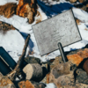 На вершине горы есть несколько мемориальных табличек — newsvl.ru