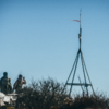Туристы фотографируются возле тригонометрического пункта — newsvl.ru