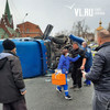 Фура завалилась набок на перекрёстке Светланской и Пушкинской — повреждены шесть машин (ФОТО; ВИДЕО)
