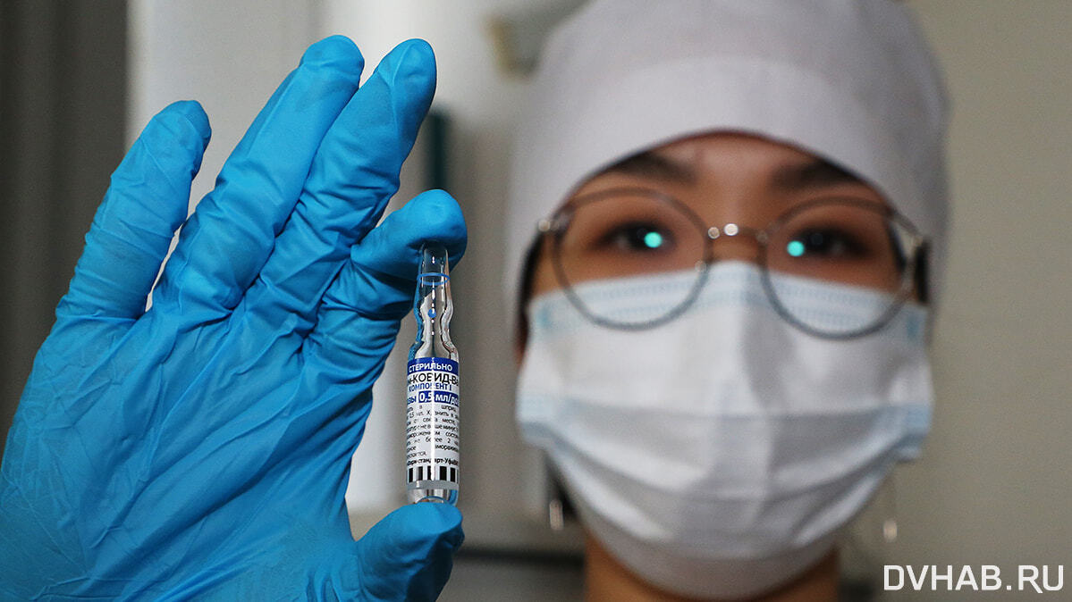 Причину запуска вакцинации от коронавируса в школах Хабаровска назвали врачи (РЕПОРТАЖ)