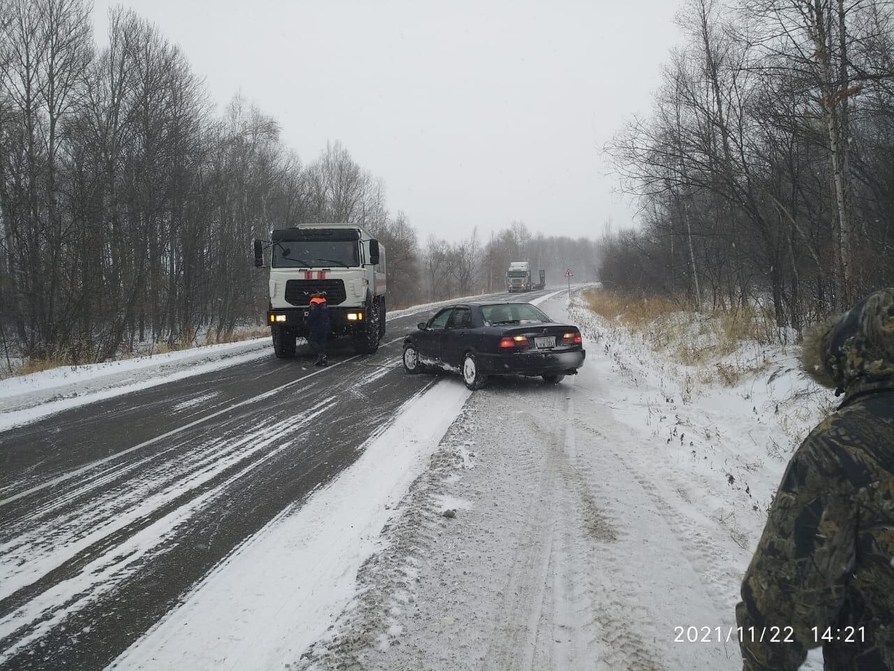 Скользкий переплет: спасатели вызволяют машины из заносов (ФОТО) — Новости  Хабаровска