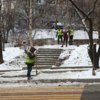 Рабочие чистят маленький сквер на кольце в районе "Тихоокеанского" — newsvl.ru
