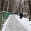 Вдоль сада № 111 пешеходы идут по снегу - тропинка скользкая — newsvl.ru