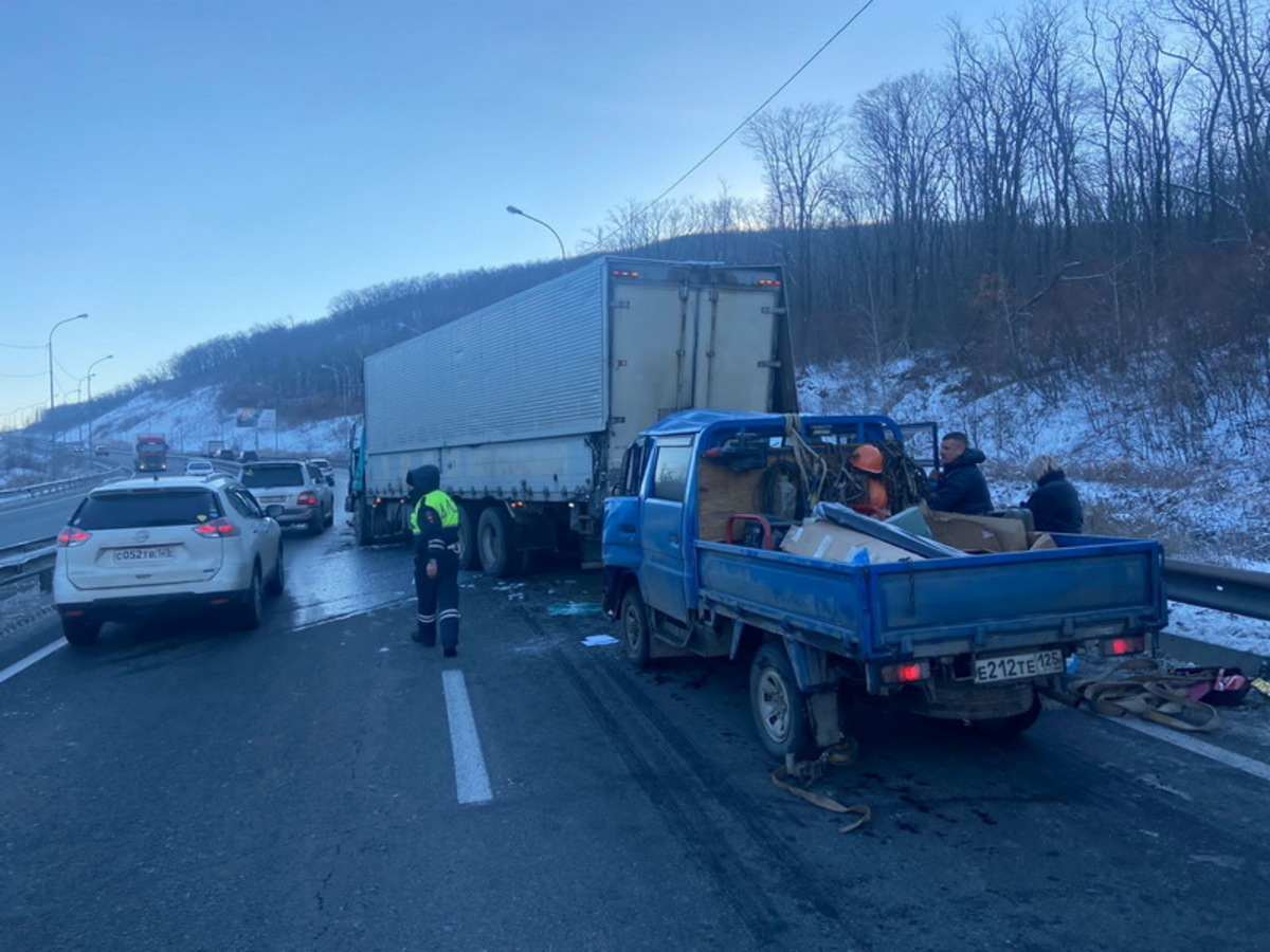 Новости владивостока сегодня последние свежие. Аварии Приморский край. Авария на трассе Владивосток. Большая авария на трассе. Грузовик на трассе.