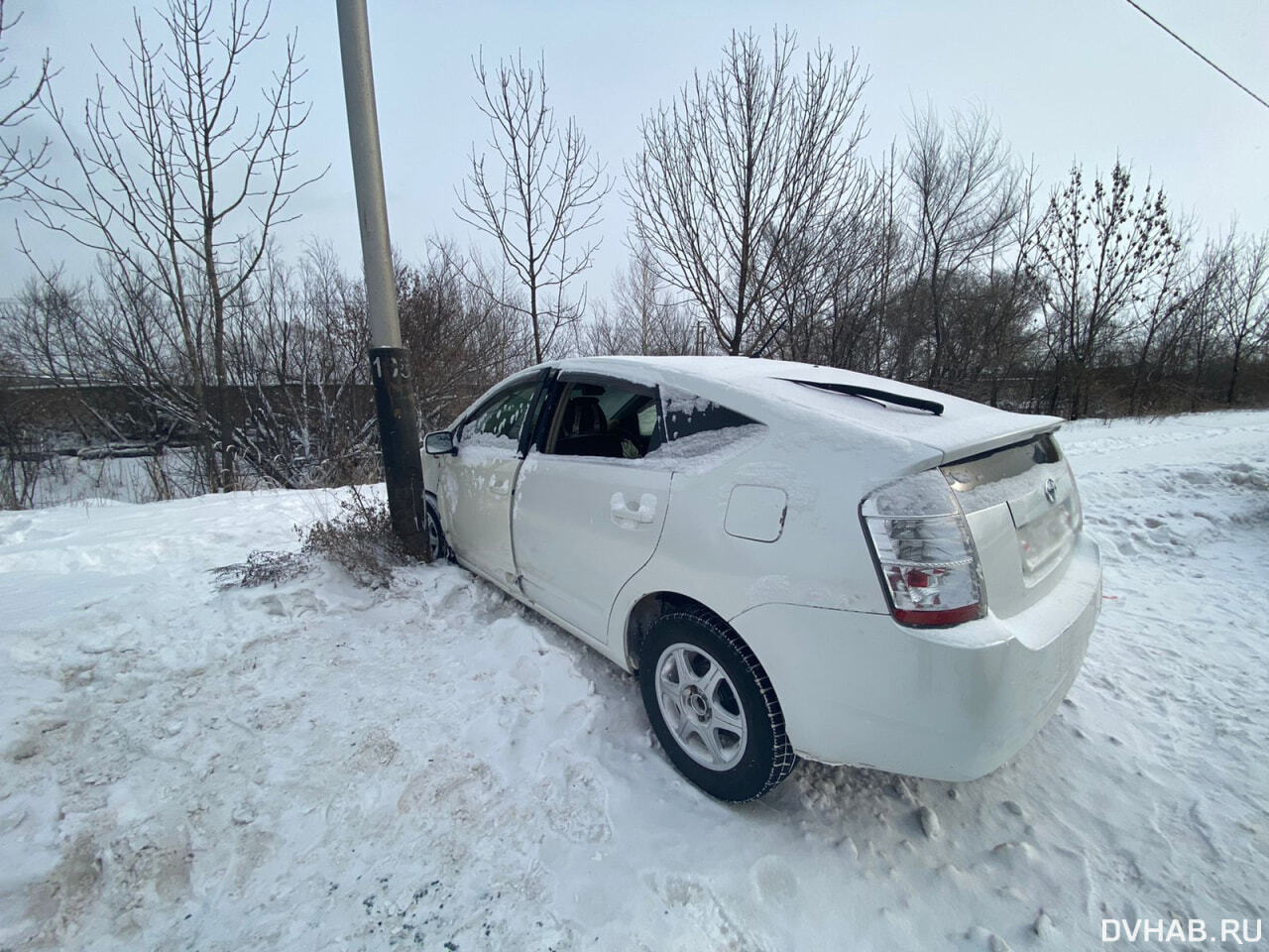 Таксист на Prius изуродовал своего клиента, врезавшись в столб (ФОТО) —  Новости Хабаровска