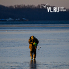 Первые рыбаки вышли на тонкий лёд в бухте Новик (ФОТО)