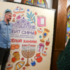 Гости делают фото на память на фоне праздничного баннера... — newsvl.ru