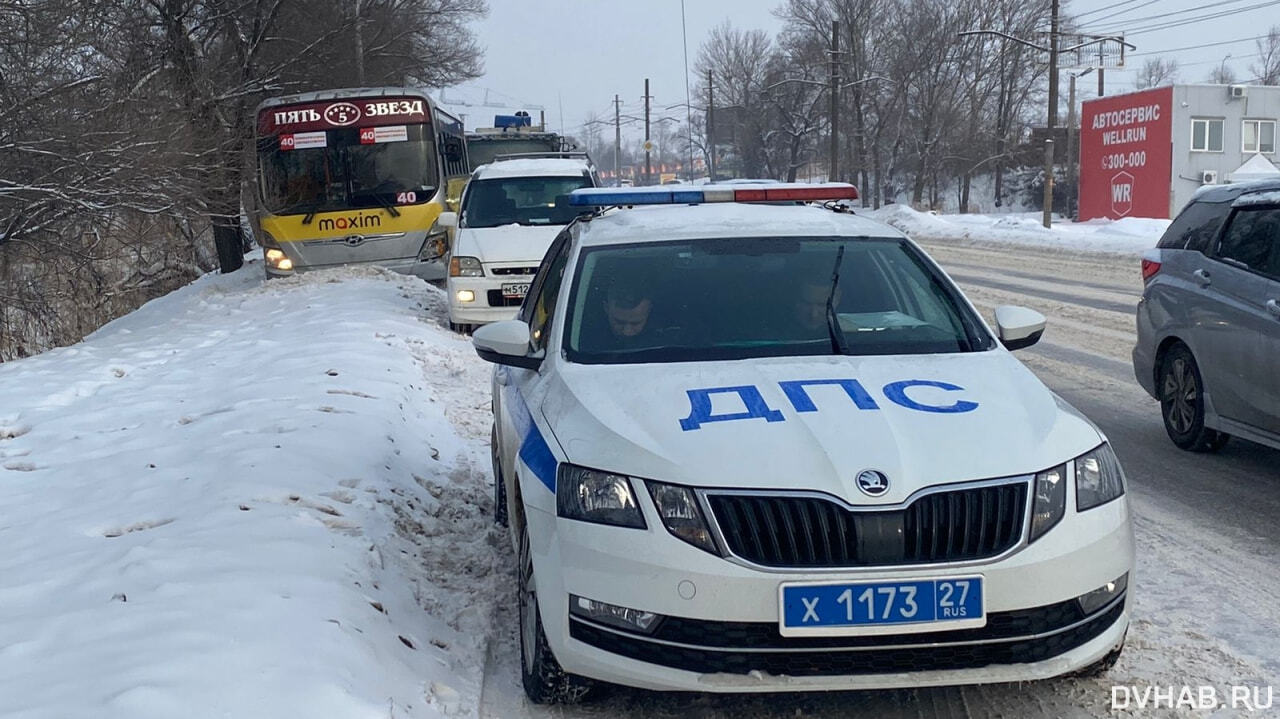 Завершая рейс, попал в ДТП водитель автобуса маршрута № 40 (ФОТО) — Новости  Хабаровска