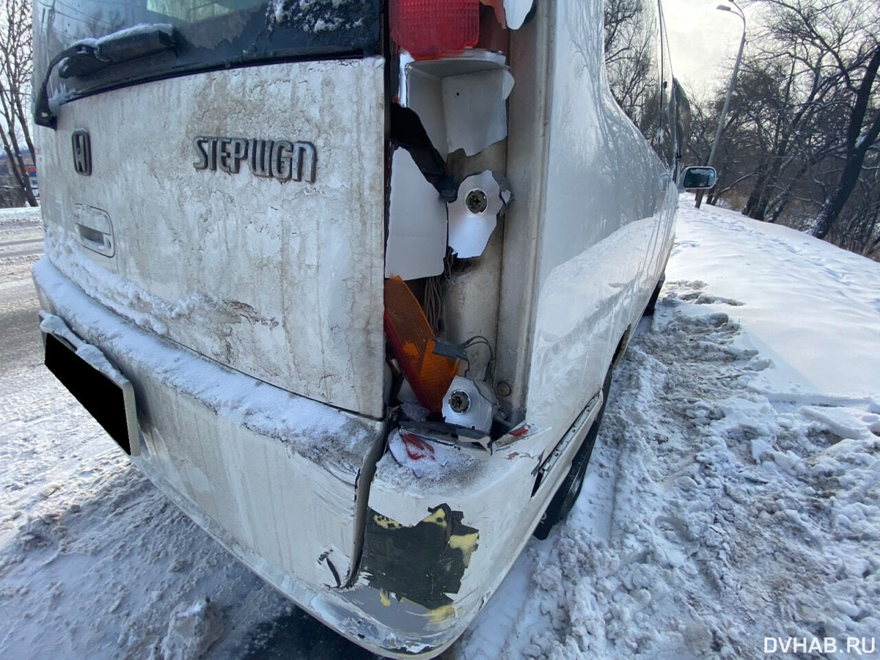 водитель рейсового автобуса не справился с управлением и нанес повреждения задача