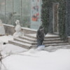 Возле магазинов уже убирают снег — newsvl.ru