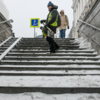 Рабочие трудятся на снегоборьбе — newsvl.ru