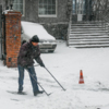 Кажется, все люди в городе вышли на очистку тротуаров  — newsvl.ru