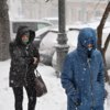 Люди прячут лица от снега в капюшонах — newsvl.ru