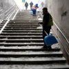 Рабочие чистят снег — newsvl.ru