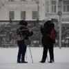 Лыжные палки помогают не упасть на снежных дорогах  — newsvl.ru