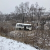 Автобус без пассажиров снесло с дороги в Приморье