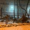 Со здания лицея № 41 (Воропаева, 31) снесло несколько железных листов с крыши. Фото читателей VL.ru — newsvl.ru