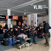 В аэропорту Владивостока из-за задержки рейсов пассажиры занимают подоконники и спят в массажных креслах 