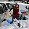 Владивостокцы вышли во дворы и на улицы, чтобы очистить город от снежных сугробов (ФОТО; ПЕРЕКЛИЧКА)