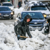 Жители Владивостока вышли на улицы, чтобы почистить дороги от снега  — newsvl.ru