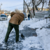 Под толстым слоем снега скрывается тротуар  — newsvl.ru