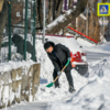 Многие жители города вышли на улицу, чтобы почистить дорожки от снега  — newsvl.ru