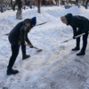 Даже девушки вышли во двор, чтобы избавить город от снега  — newsvl.ru